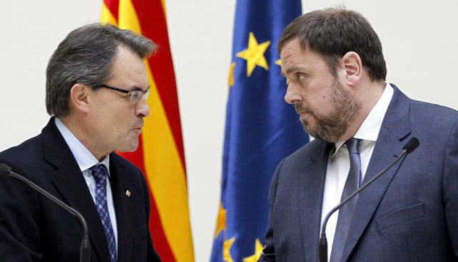 El president de la Generalitat, Artur Mas (Iz) y el l&iacute;der de ERC, Oriol Junqueras.