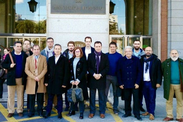 Alcaldes i el subdelegat del govern a la porta del Ministeri de Foment.